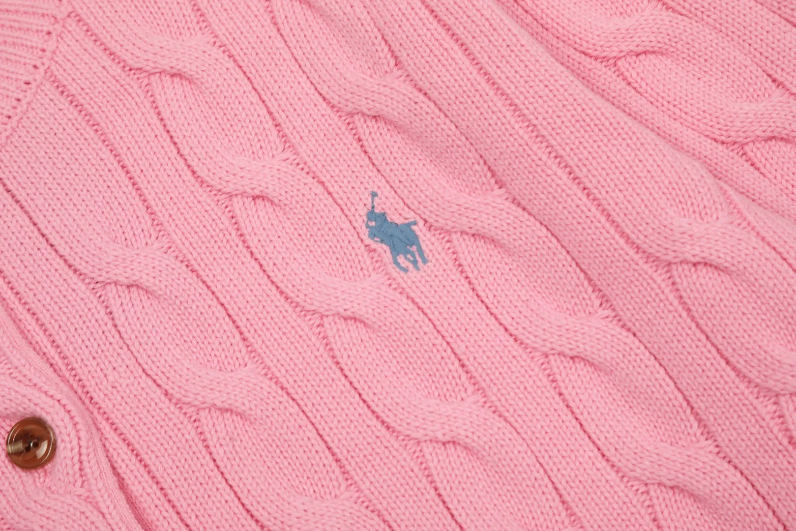 🅿️230 "Top quality" Style number: DS006# [Ralph Lauren round neck solid color pony embroidered logo twist knitted cardigan] ✅Ralph Lauren classic basic versatile knitted cardigan jacket for all seasons ✅Main supplier platform live broadcast Wholesale entity Replacement if out of stock No removal from shelves ✅ZP quality 1:1 version Scan code to enter the GF website Counter quality ✅Detailed quality The only one in Guangzhou Imported quality cotton yarn Focusing on high-end, cost-effective, and good quality. Needless to say, the version is restored to the original version. The maximum size can be worn up to 160 pounds. Loose, comfortable and stress-free. ✅The upper body is simple and easy to match. A must-have for goddess ootd. Good-looking clothes are never picky. A must-have in the goddess’ wardrobe. Size: S-XL. Color: Black, navy, off-white, gray, light blue, light pink, colorful blue, khaki, bright yellow, purple, Chinese red, turquoise green.